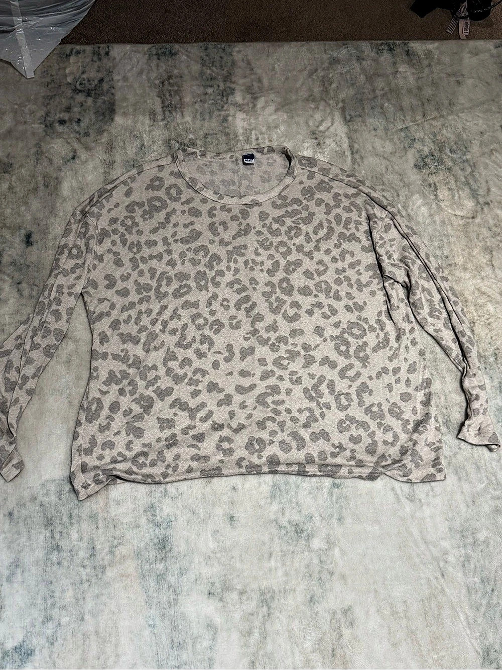 Old Navy Leopard Print Crew Neck Sweater Size Medium